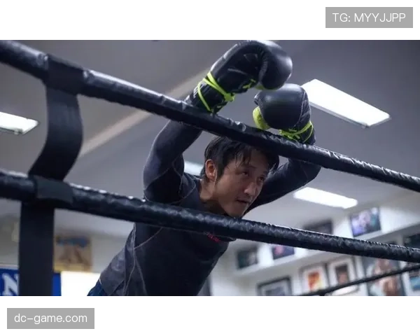 邹市明牵孩子逛菜市场，手上那只包比我半年房租还贵，笑不出来